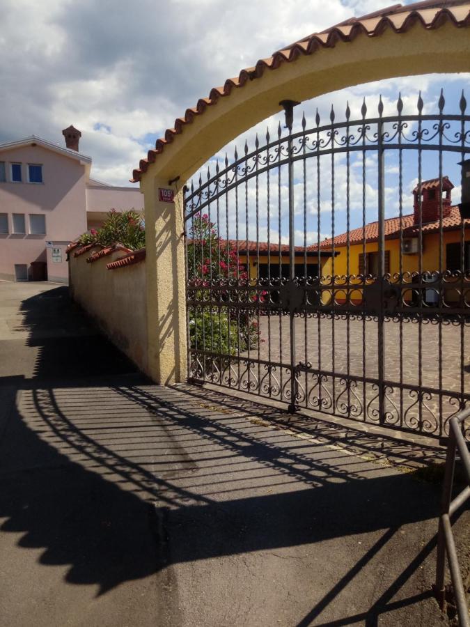 V Klancu Dekani Exterior foto